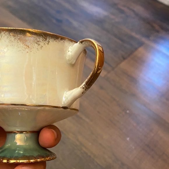 Elegant Iridescent Plate with Gold Details - Picture 9 of 13